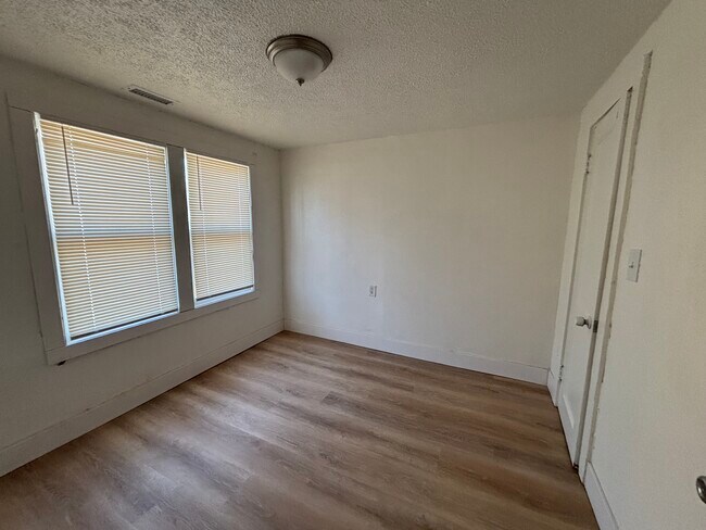 Building Photo - 634 W 14th Ave