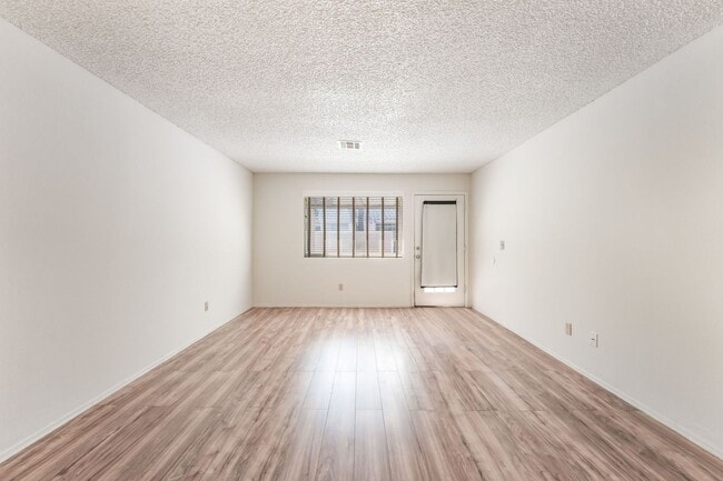 Building Photo - Single Story  2 bedroom and 2 bathroom Con...