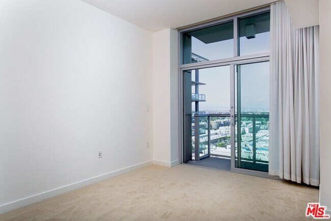 Building Photo - 13700 Marina Pointe Dr