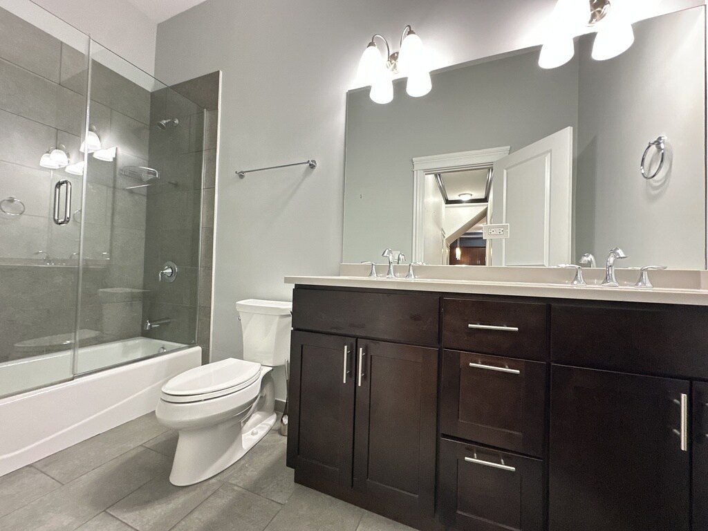 Building Photo - 520 N Western Ave