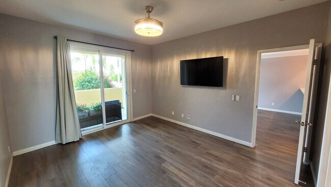 Building Photo - Downstairs 2 Bed 2 Bath Condo in Gated Community!