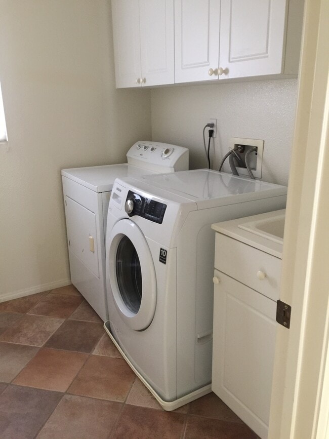 Building Photo - 1520 Sapphire Dr