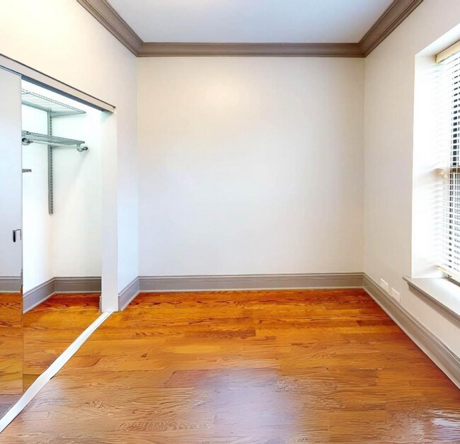 Building Photo - 438 E 45th Pl