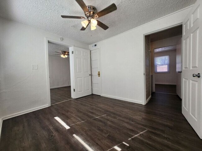 Building Photo - Cozy 2-Bedroom Home – Bright, Updated & Re...