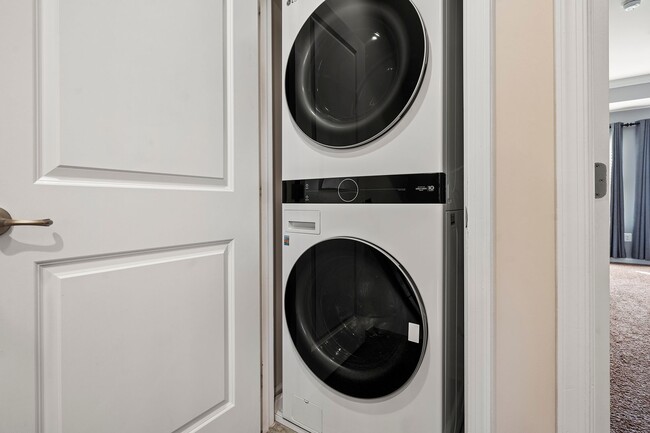 Building Photo - Luxury 3-Bed, 4-Bath Townhouse with Modern Amenities