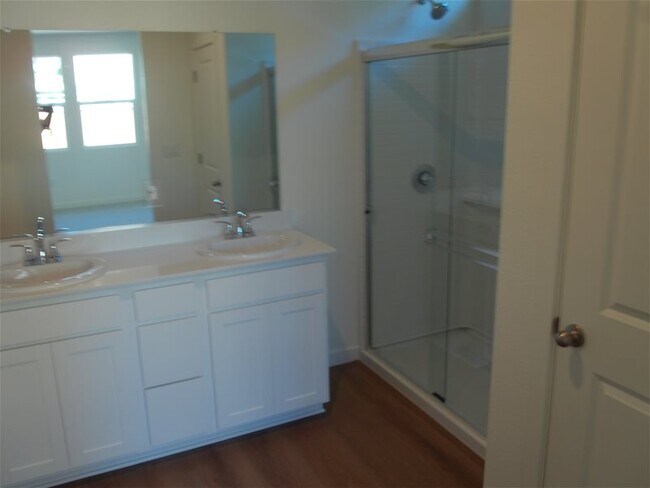 Building Photo - 1339 Kensington Dr