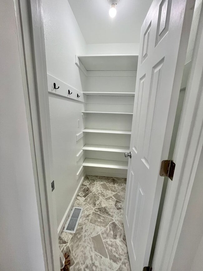 Building Photo - Spacious Fully Remodeled Ground Floor Duplex!