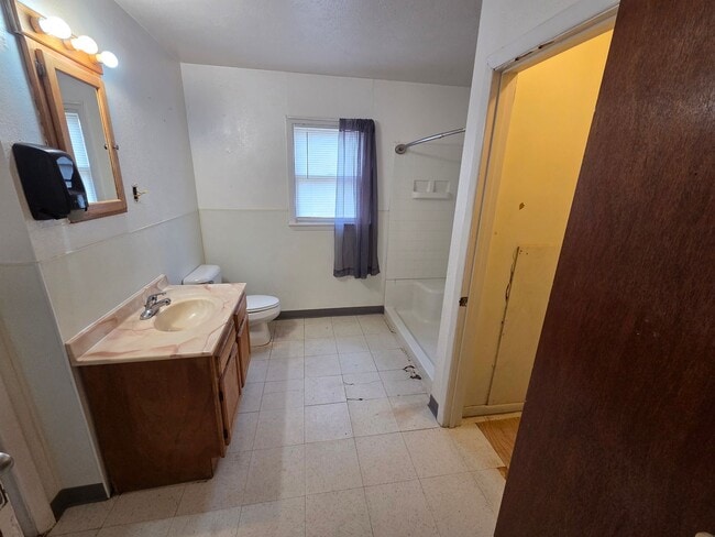 Building Photo - 3 Bedroom 1950's Home with Large Fenced Yard Available 1/12/26