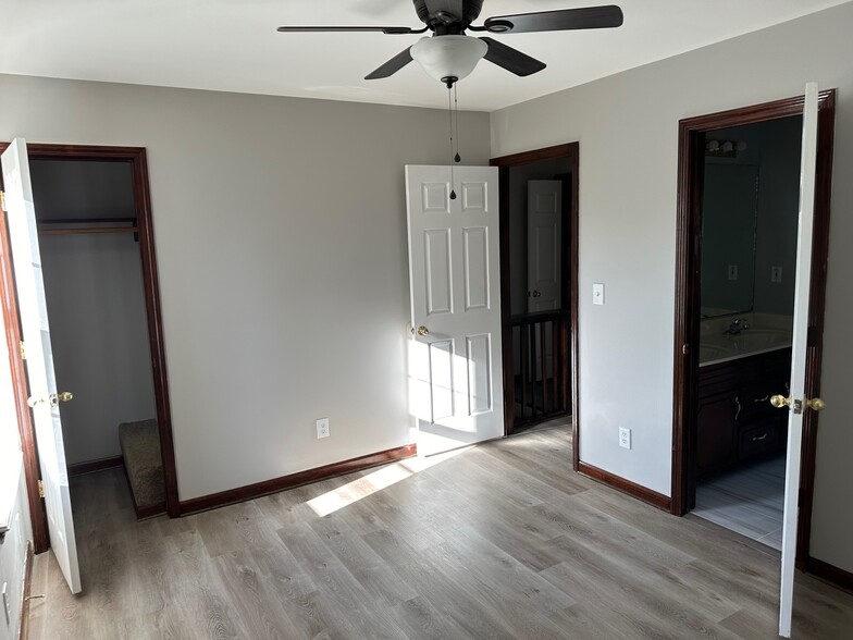 Building Photo - 2056 Tynewood Dr