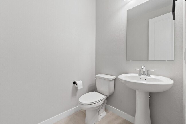 Building Photo - Stunning 3 Bedroom Home with SOLAR in Skye...