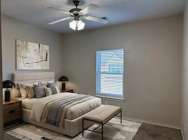 Building Photo - 1425 W Villa Maria Rd