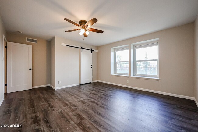 Building Photo - 1014 E Bendix Dr