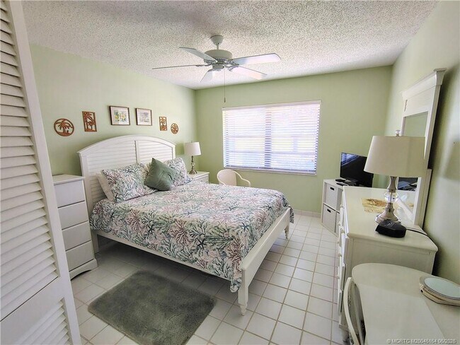 Building Photo - 5211 SE Sea Island Way