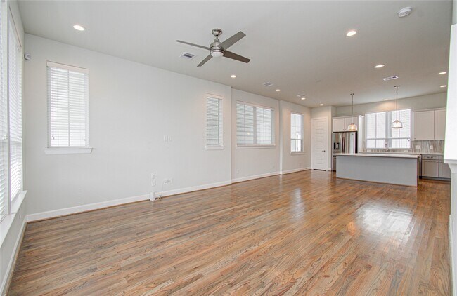 Building Photo - 2818 Grand Fountains Dr