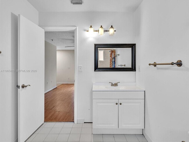 Building Photo - 240 SW 15th Rd