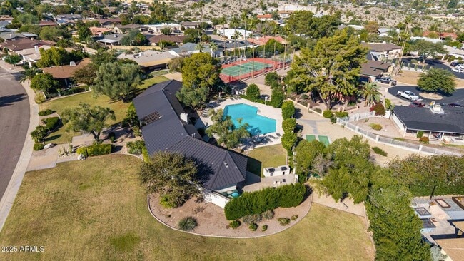 Building Photo - 9225 N Arroya Vista Dr W