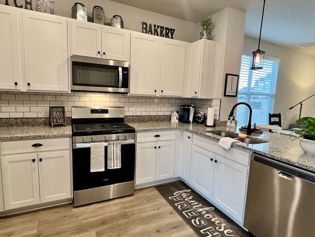 Building Photo - FOR LEASE: END UNIT TOWNHOME LOCATED IN LE...