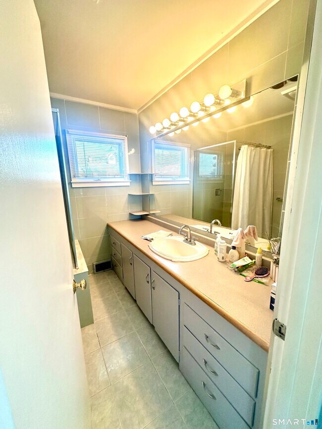 Building Photo - 19 2nd Ave