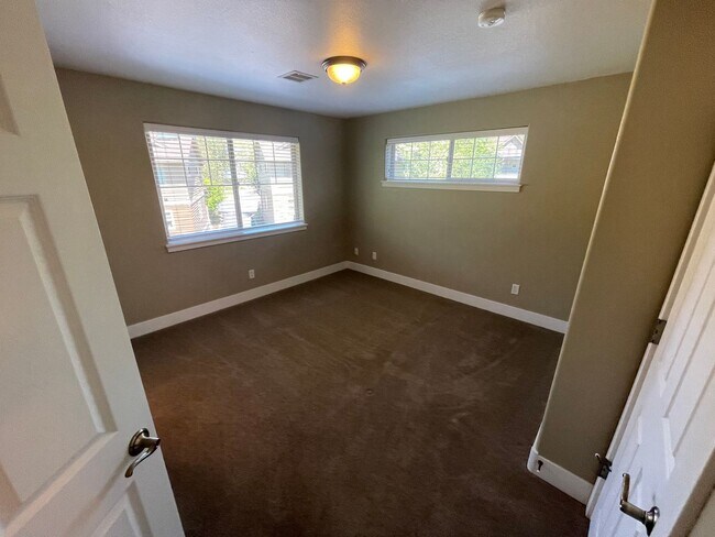 Building Photo - 1862 NW Shevlin Park Rd