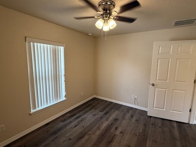 Building Photo - 2 Bedroom, 2 1/2 Bathroom Apartment