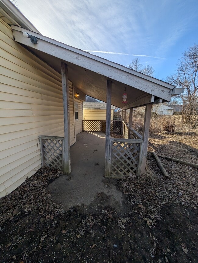 Building Photo - 621 SW Oakley Ave