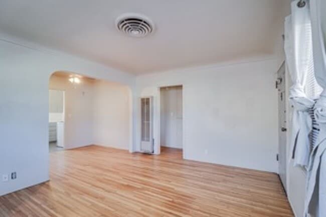 Building Photo - 627 Arvin St