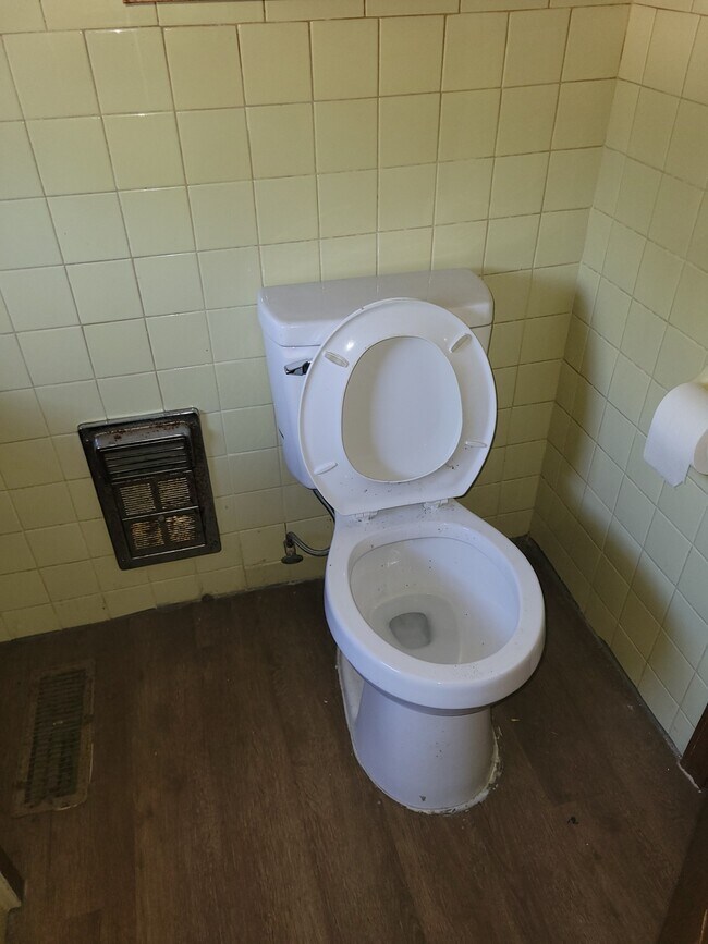 Building Photo - 819 W Broadway Ave