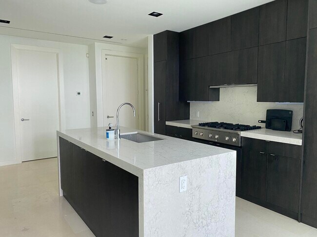 Building Photo - 243 Venetian Dr