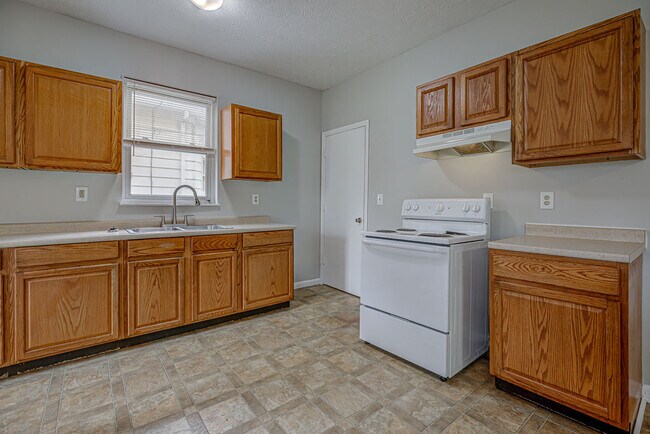 Building Photo - 1915 Woodlawn Ave