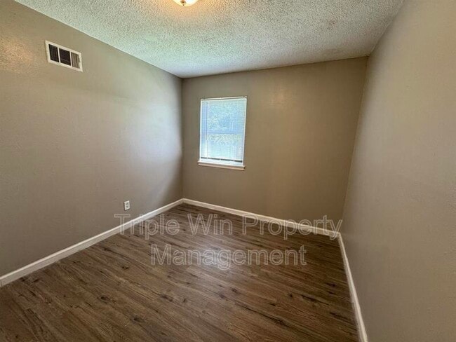 Building Photo - 9609 Winkler Dr
