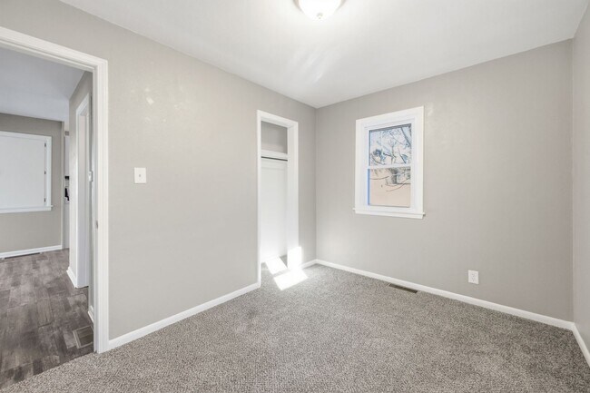 Building Photo - Move-In Ready 2 Bedroom Home with Basement Garage