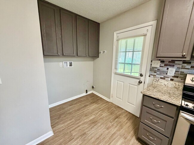 Building Photo - Comfortable 3-Bed Home with Fenced Backyard