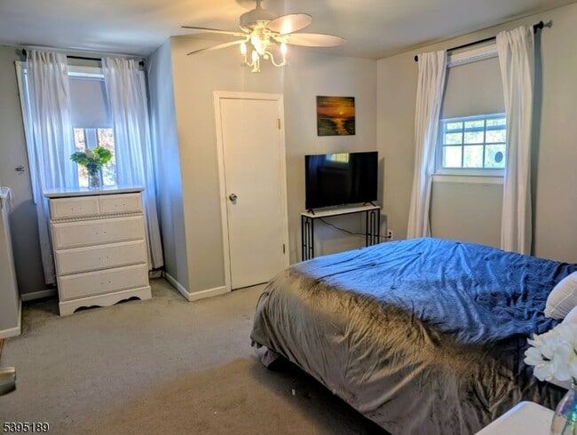 Building Photo - 190 Oak St