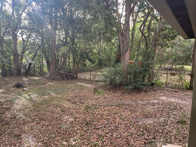 Building Photo - 3 bed/ 1 bath house, fenced-in yard! Avail...