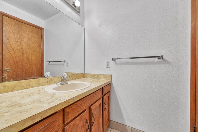 Building Photo - $1,395.95, 1 bed, 1 bath garden level Condo with Washer/Dryer