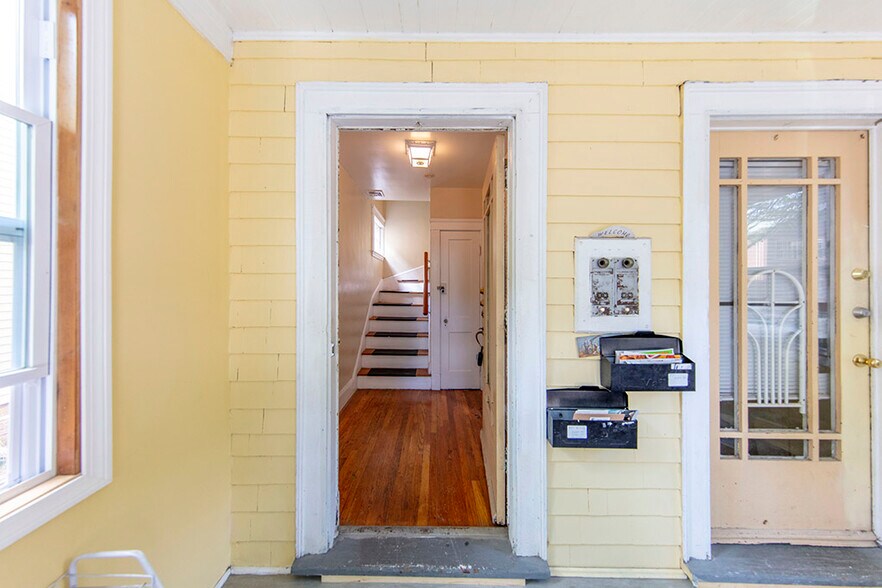 Building Photo - 20 Priesing St