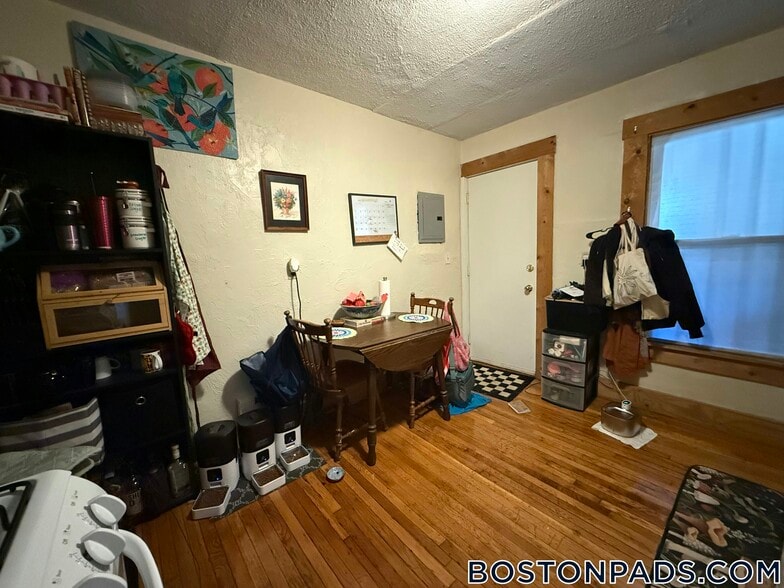 Building Photo - 100 River St