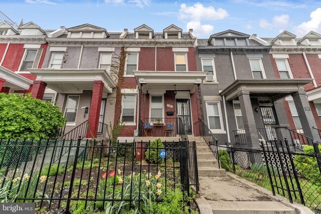 Primary Photo - 744 Columbia Rd NW