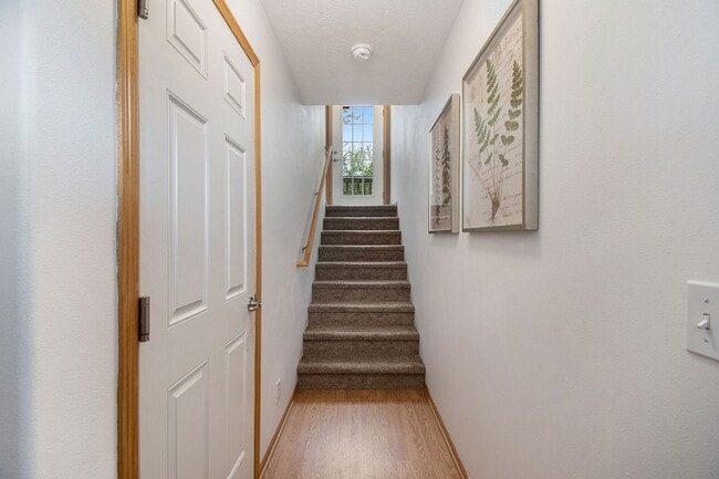 Primary Photo - Clean Northwest 2 bed 2 Bath 2 Car Garage ...
