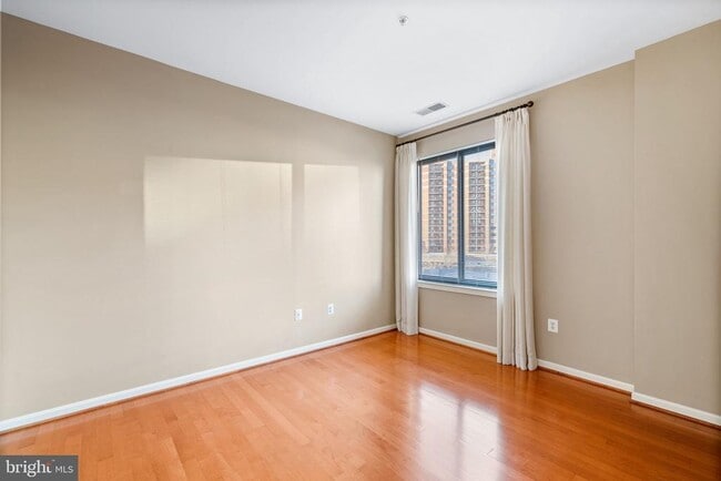 Building Photo - 2220 Fairfax Dr
