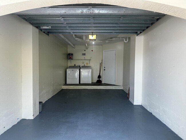 Building Photo - 1300 Crestwood Ct S