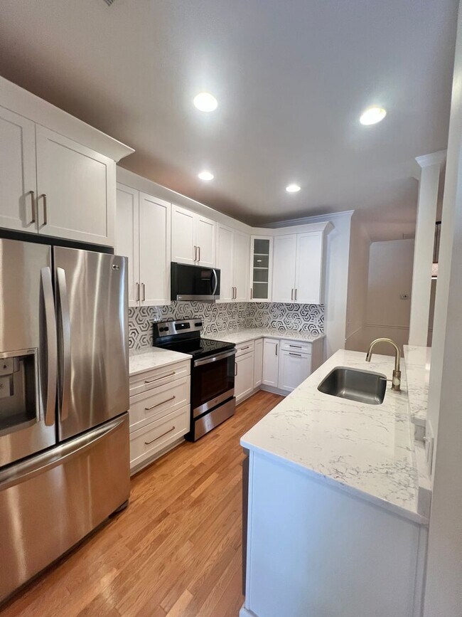 Building Photo - 1600 Sturdivant Dr