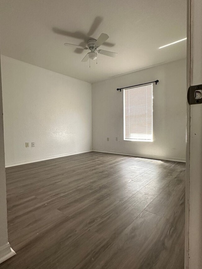 Building Photo - GREAT LOCATION! Four bedrooms, 3 Baths, Family Room