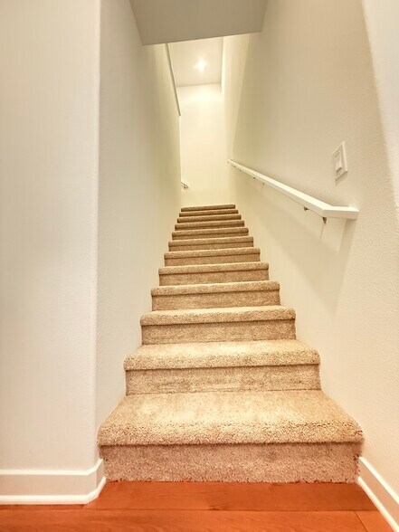 Building Photo - 2583 Cloudview Privado