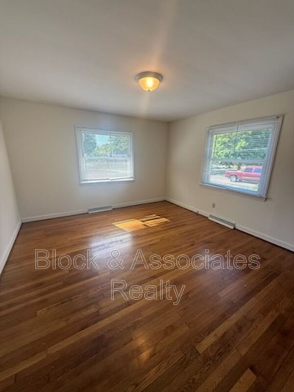 Building Photo - 1723 Brook Dr
