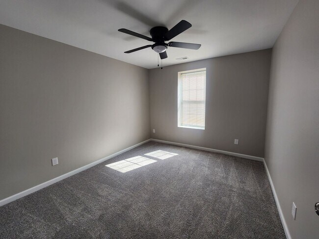 Building Photo - Renovated 2 bedroom 1 bath duplex unit with updated floors, bath, and kitchen!!