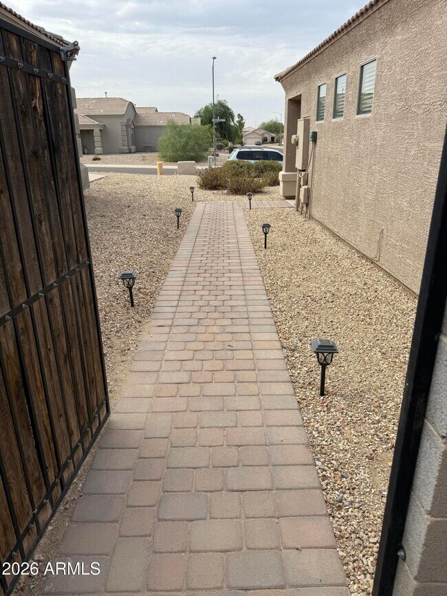 Building Photo - 10962 W Manzanita Dr