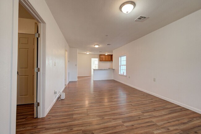 Building Photo - Cute 2BD/1BTH Home in the Heart of OKC Near OU Medical Center