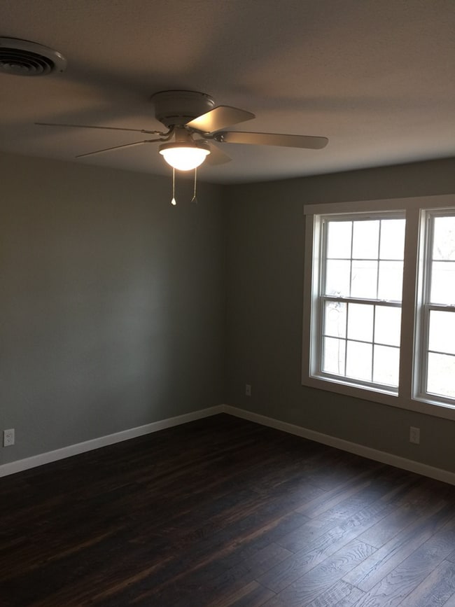 Building Photo - FOR LEASE!!