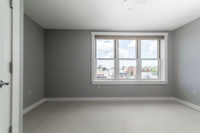 Building Photo - 2BR/2BA East Bayside Luxury Condo Near Old Port, W/D, Parking, Central AC, Views